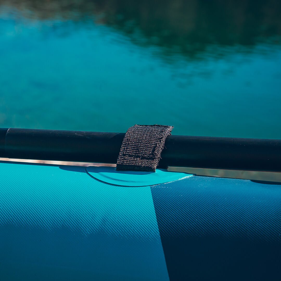 2025_11_27-KAYAK-AZURA_320-©ABSTRACT-02-CARRE-LIGHT