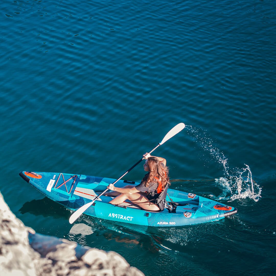 2025_11_27-KAYAK-AZURA_320-©ABSTRACT-18-CARRE-LIGHT 2025_11_27-KAYAK-AZURA_320-©ABSTRACT-18-CARRE-LIGHT