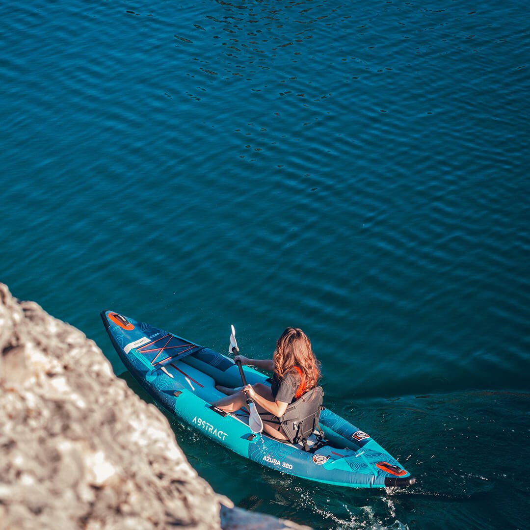 2025_11_27-KAYAK-AZURA_320-©ABSTRACT-19-CARRE-LIGHT 2025_11_27-KAYAK-AZURA_320-©ABSTRACT-19-CARRE-LIGHT
