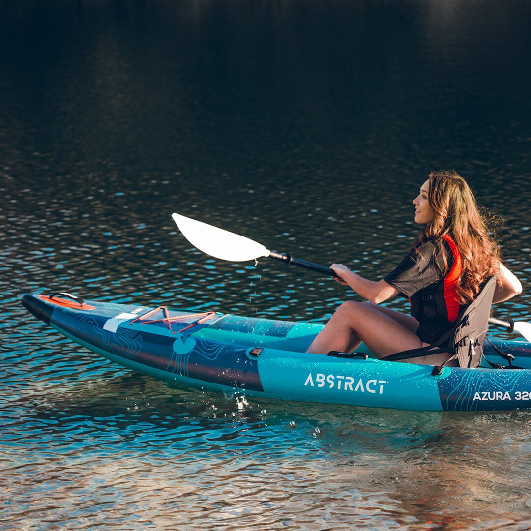 2025_11_27-KAYAK-AZURA_320-©ABSTRACT-40-CARRE-LIGHT 2025_11_27-KAYAK-AZURA_320-©ABSTRACT-40-CARRE-LIGHT