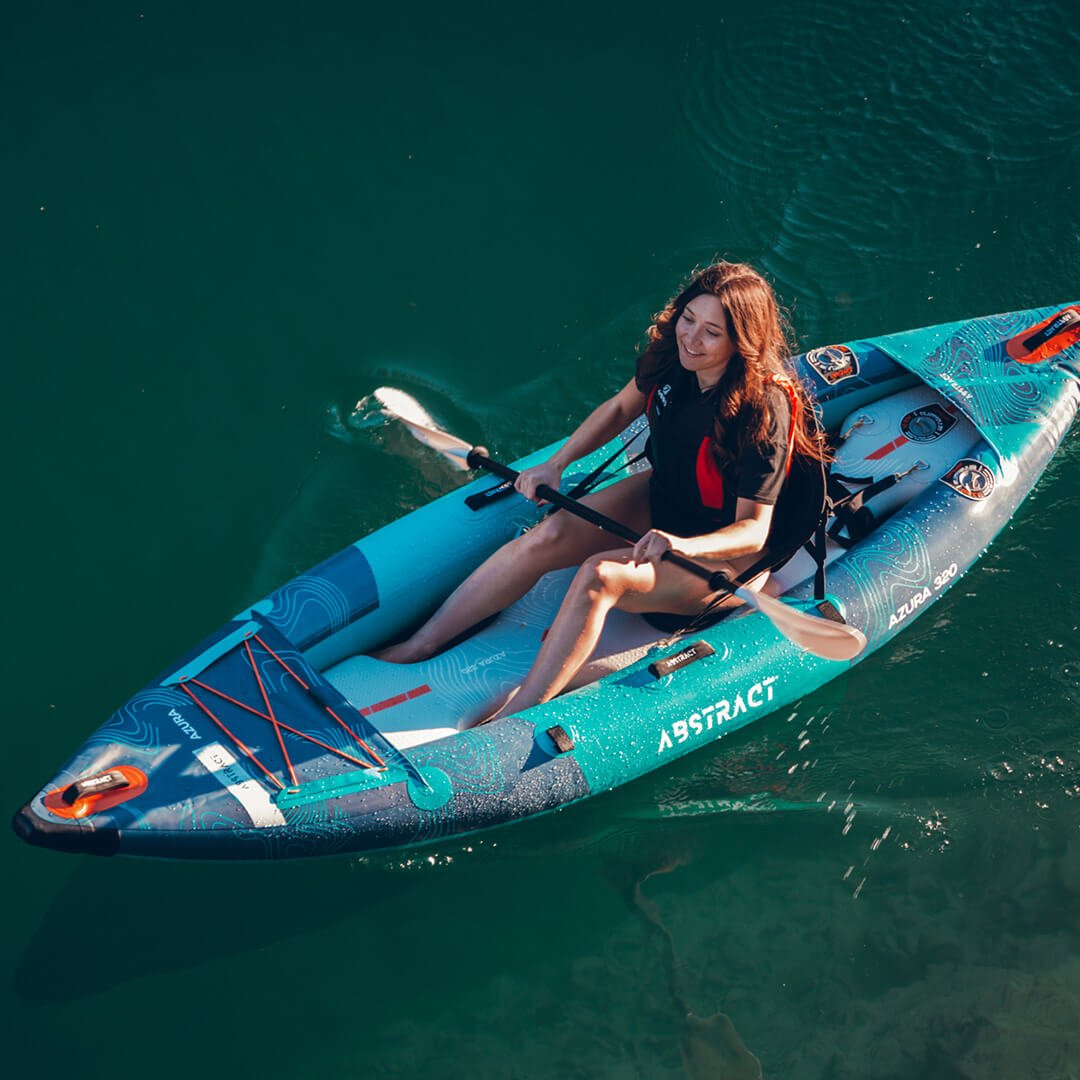 2025_11_27-KAYAK-AZURA_320-©ABSTRACT-44-CARRE-LIGHT 2025_11_27-KAYAK-AZURA_320-©ABSTRACT-44-CARRE-LIGHT