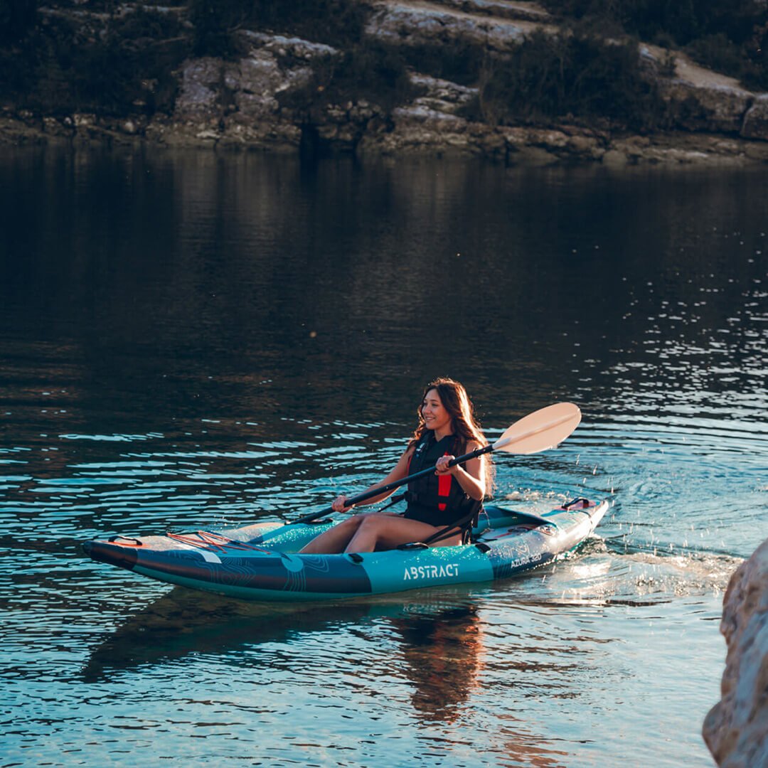 2025_11_27-KAYAK-AZURA_320-©ABSTRACT-76-CARRE-LIGHT 2025_11_27-KAYAK-AZURA_320-©ABSTRACT-76-CARRE-LIGHT