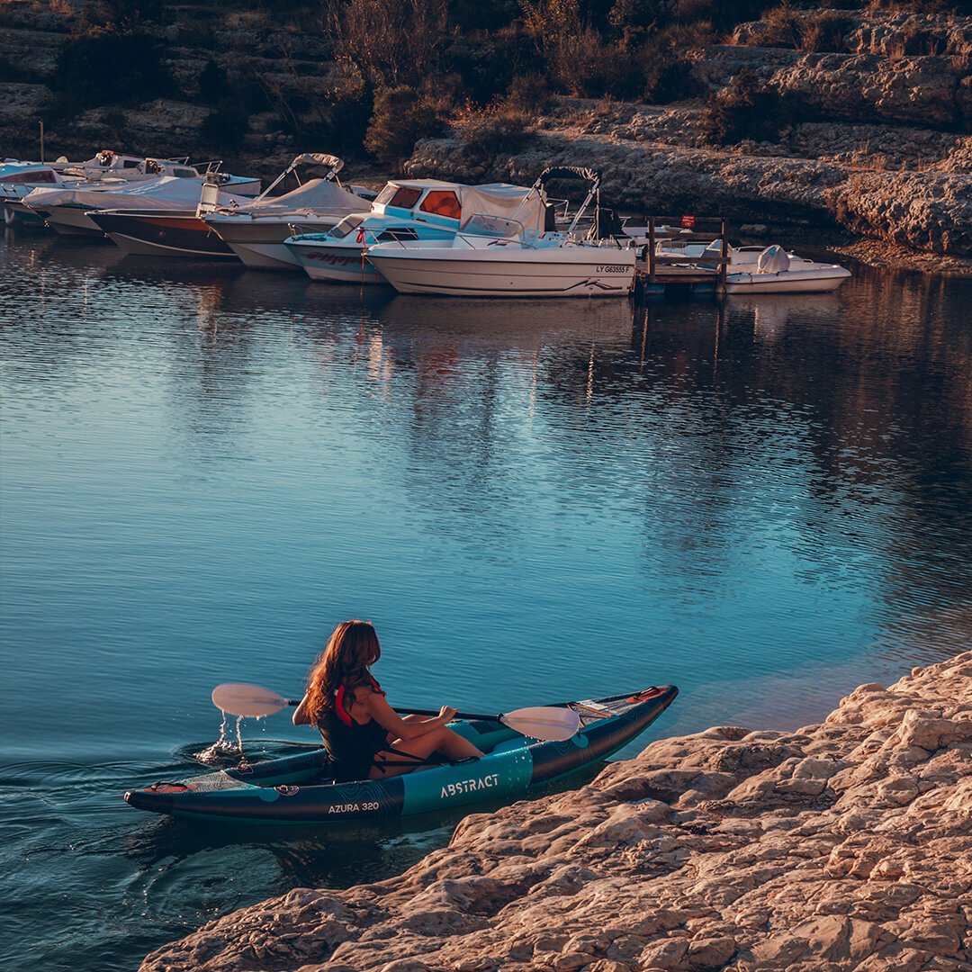2025_11_27-KAYAK-AZURA_320-©ABSTRACT-78-CARRE-LIGHT 2025_11_27-KAYAK-AZURA_320-©ABSTRACT-78-CARRE-LIGHT